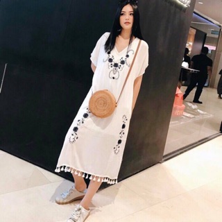 Đầm trắng thêu hoa giá sale 89