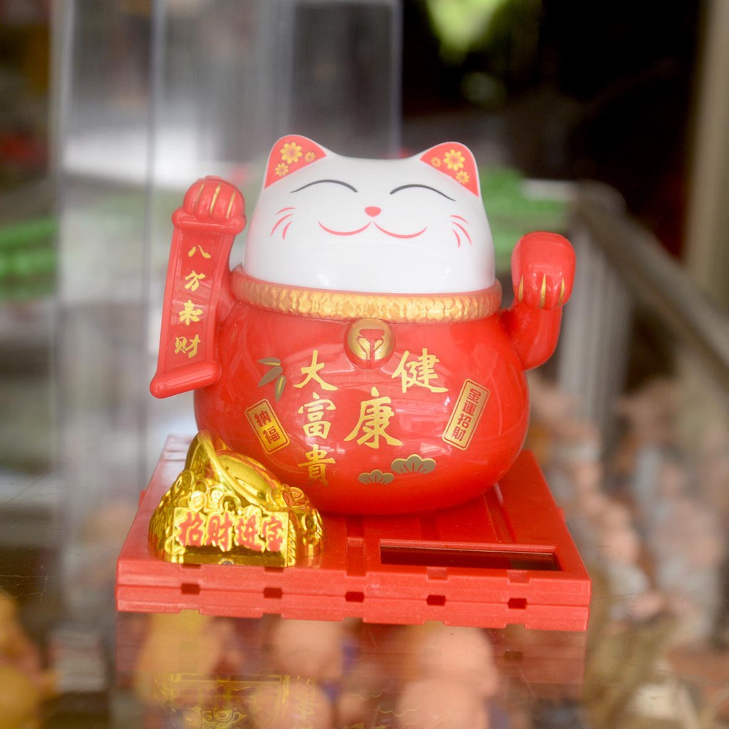 Mèo thần tài tròn áo đỏ năng lượng mặt trời