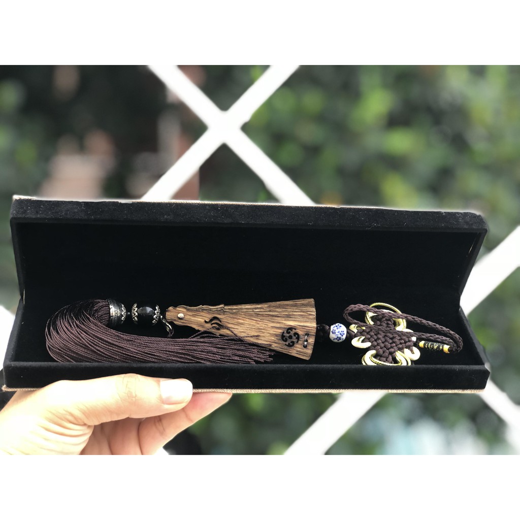 Quạt trầm hương treo xe ô tô làm từ sánh trầm hương, vật phẩm phong thủy đem lại bình an, may mắn cho gia chủ