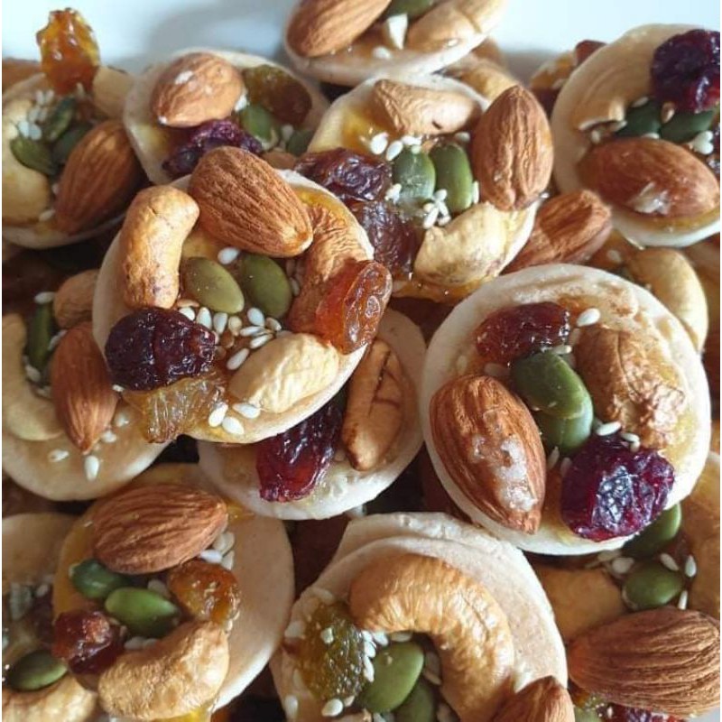 1 hộp 500gr BÁNH ĐỒNG TIỀN Mix Hạt điều ,nho,hạnh nhân , nhân bí iixanh