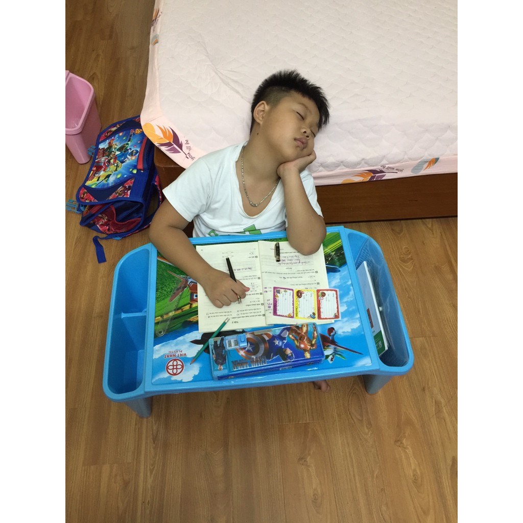 Bàn học cho bé kanemo Việt Nhật bàn học nhựa có ngăn để bút viết – nhiều màu cho bé lựa chọn loại to