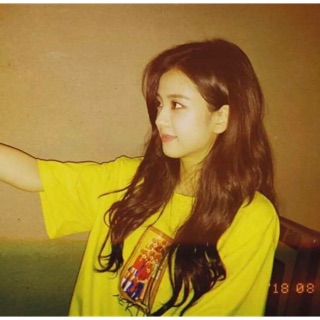 Áo cộc tay gấu của jisoo