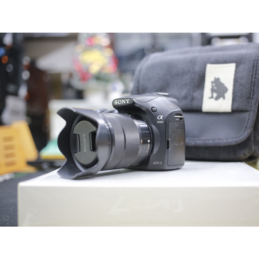 Combo máy ảnh Sony A3000 kèm len Sony 18 55. Hỗ trợ chụp + quay video Full HD. Sự khởi đầu hoàn hảo.