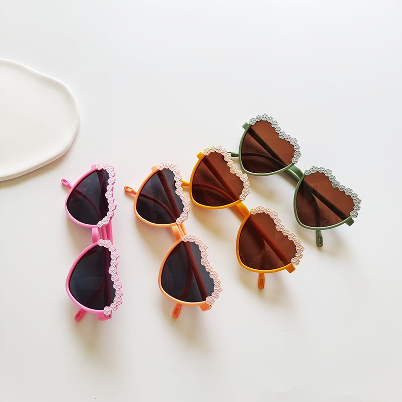 Kính Mát Cho Trẻ Em Phong Cách Mới Hình Trái Tim Dán Tia Cực Tím