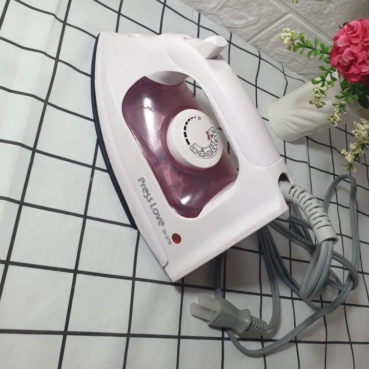 Bàn là nhật bãi có dây, là hơi, là khô tiện lợi