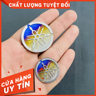 TEM TITAN LOGO TRÒN YAMAHA, MÈO MAY MẮN KÍCH THƯỚC 2CM VỚI 4CM