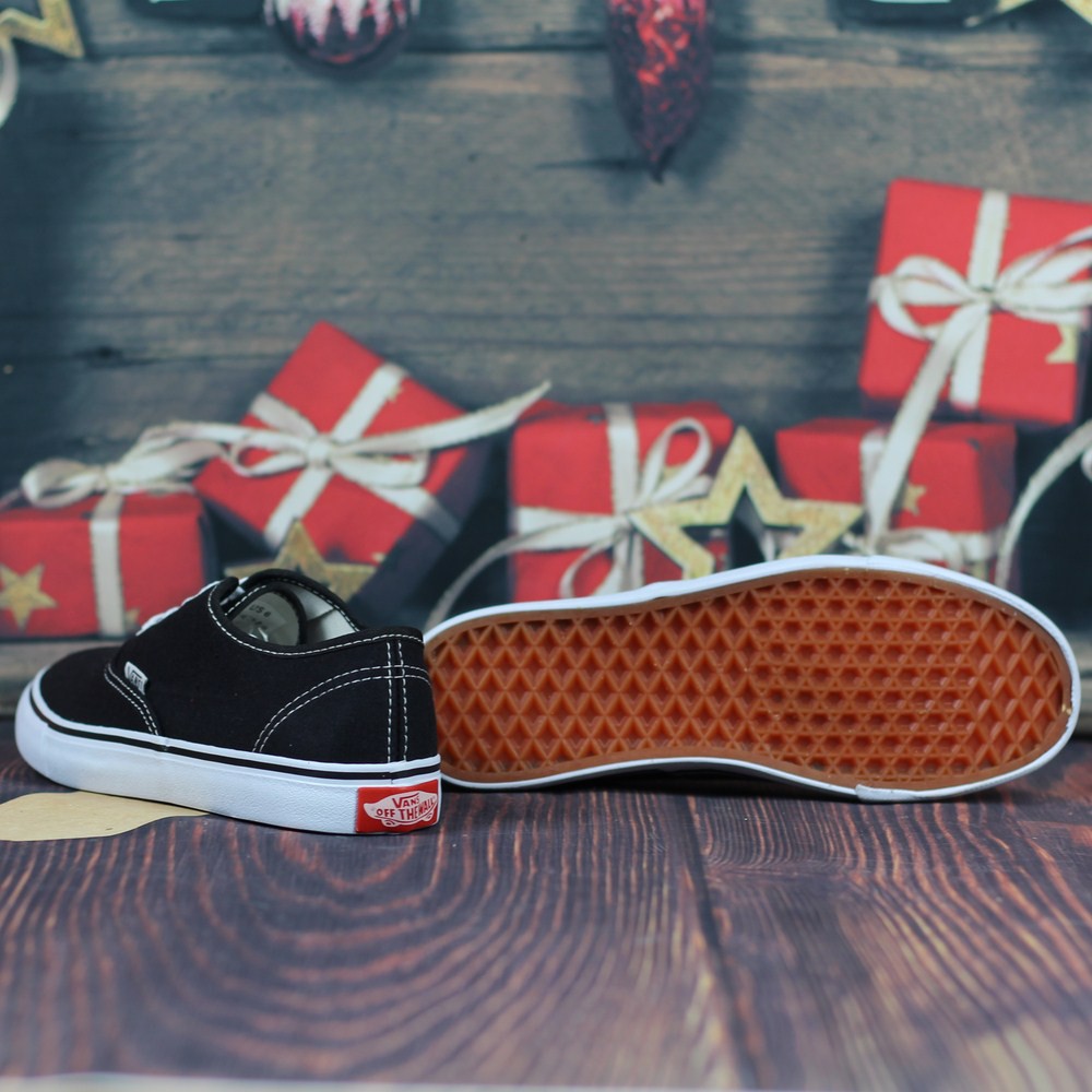 Giày Vs Cổ Thấp Classic Nữ Màu Đen