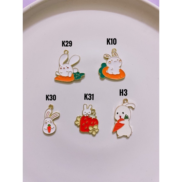 Charm kim loại thỏ ôm cà rốt