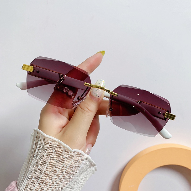 Kính mát có gọng vuông lớn thời trang dành cho nữ