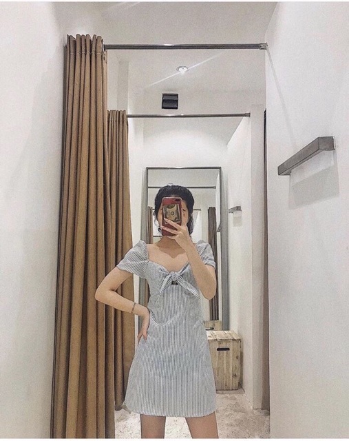 Đầm xinh mặc được 2 kiểu,trễ vai và bình thường, hoạ tiết sọc thắt nơ trước ngực và bo thun sau lưng