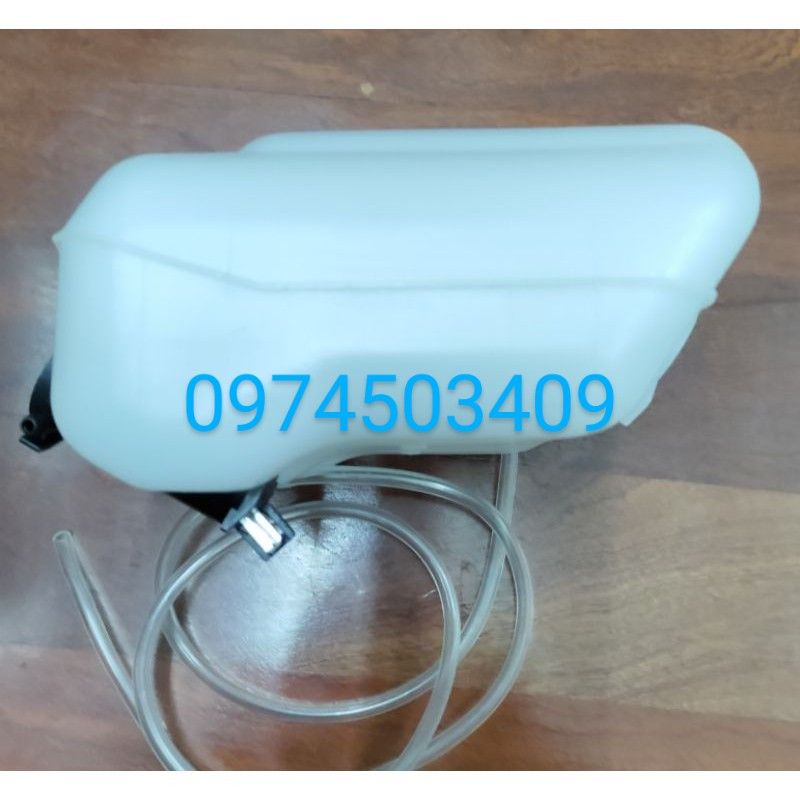 Bình nước rửa kính Suzuki có sẵn motor phun nước