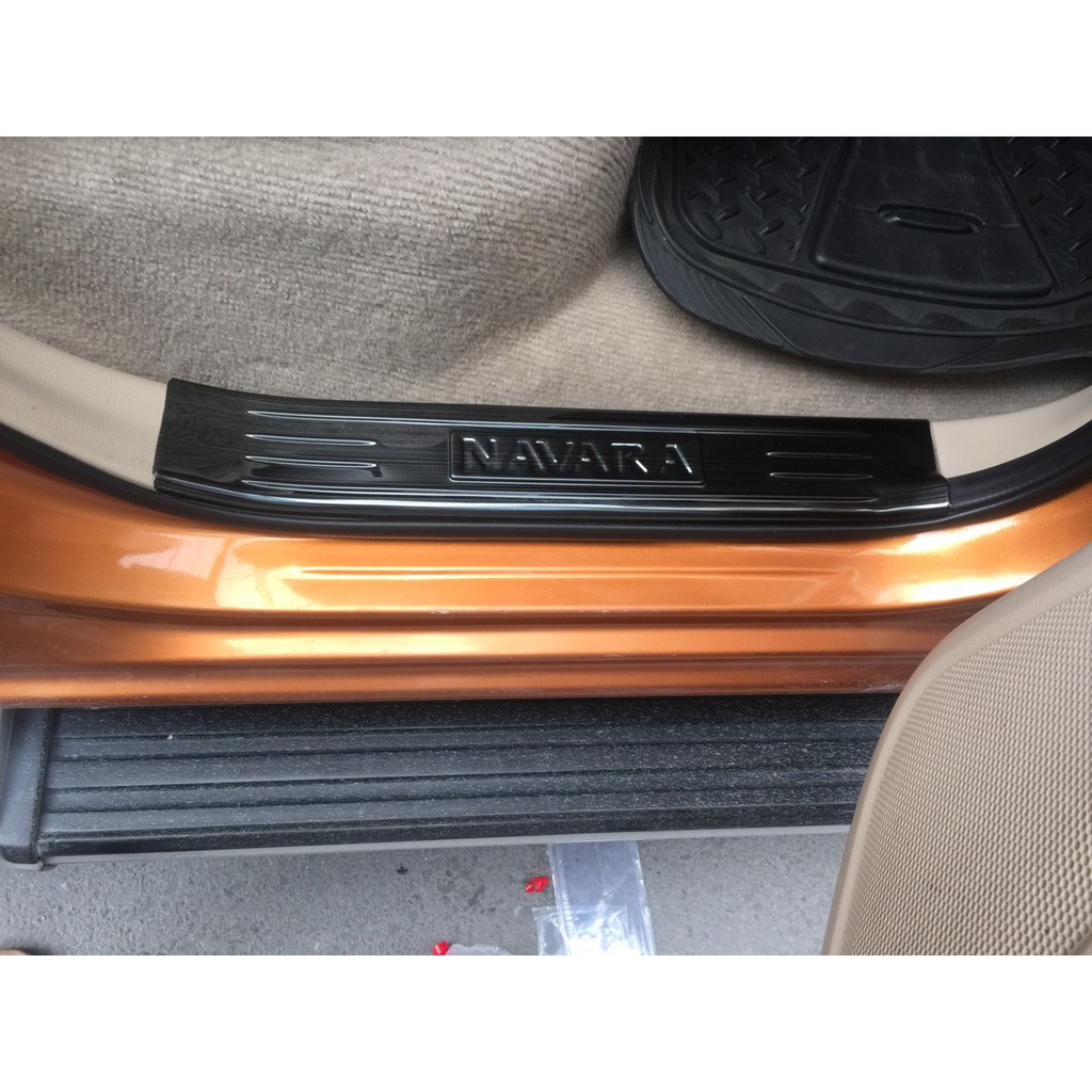Bộ ốp bậc cửa trong titan cao cấp 4 chi tiết dành cho xe Nissan Navara