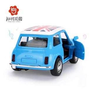 Xe ô tô bằng sắt mở được cánh cửa