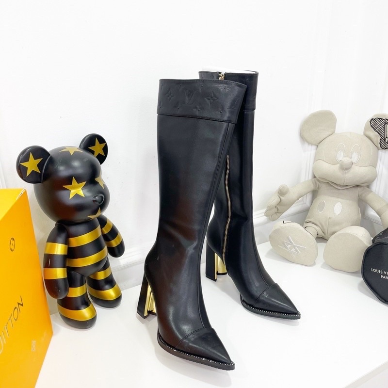 Bốt boot đùi lửng spsl mũi nhọn viền đinh vân hoạ tiết gót trụ fullbox