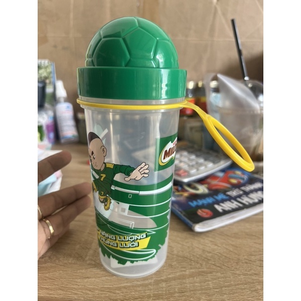 Set 2 BÌNH NƯỚC MILO NĂNG ĐỘNG NẮP HÌNH TRÁI BÓNG