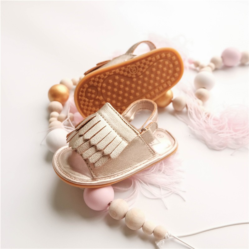 Giày mềm chống trượt cho bé gái trước khi tập đi