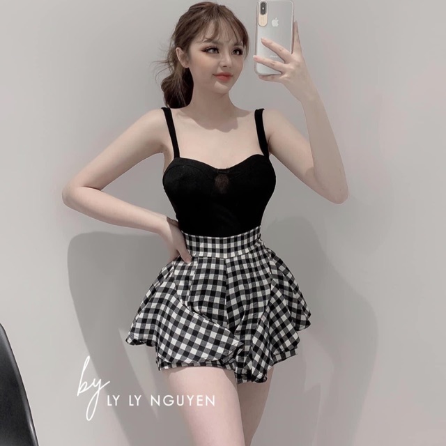Set áo đen chân váy kẻ