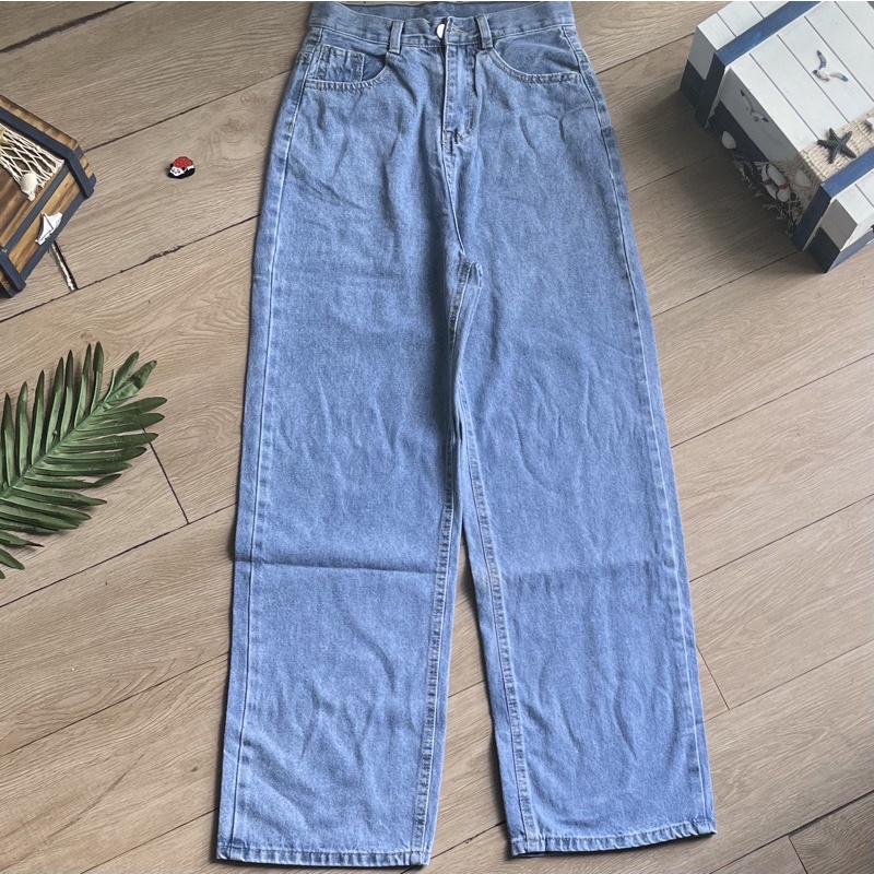 Quần jean ống suông màu sắc cơ bản cổ điển. Phong cách đơn giản, mặc rất thoải mái! | BigBuy360 - bigbuy360.vn