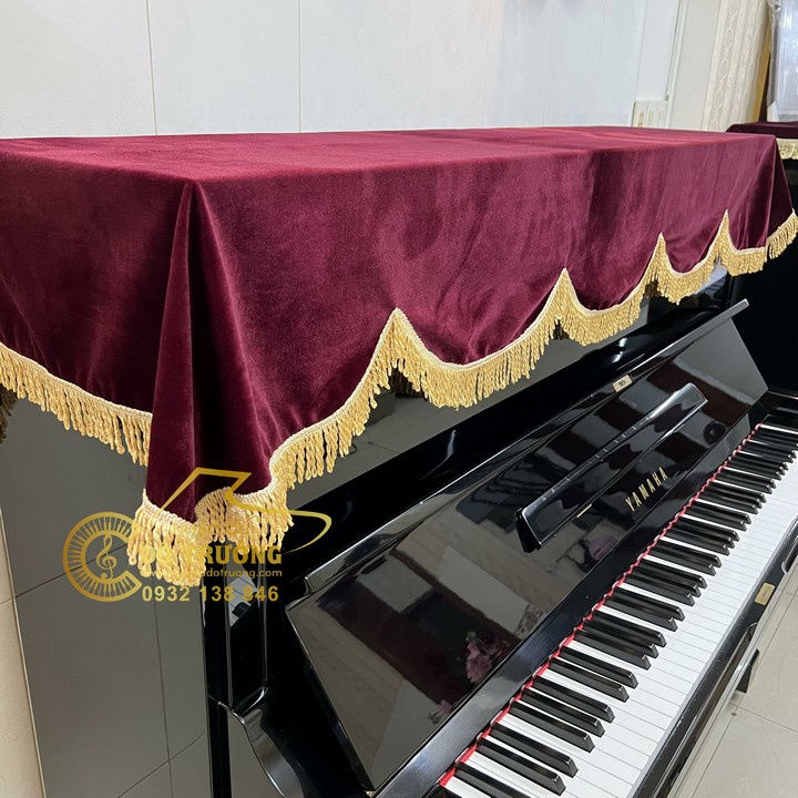 Khăn phủ đàn Piano nhung đỏ đô tua rua nâu