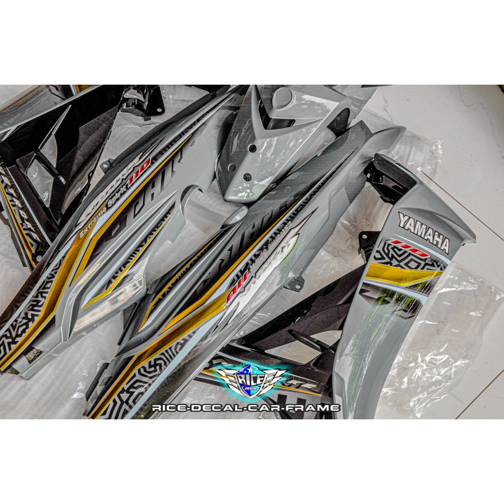 Tem Sirius Trước sau xám xi măng yếm trong đen Cham vuông bóp méo