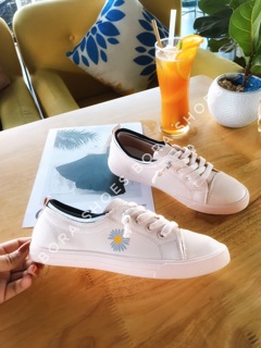 GIÀY THỂ THAO HOA CÚC