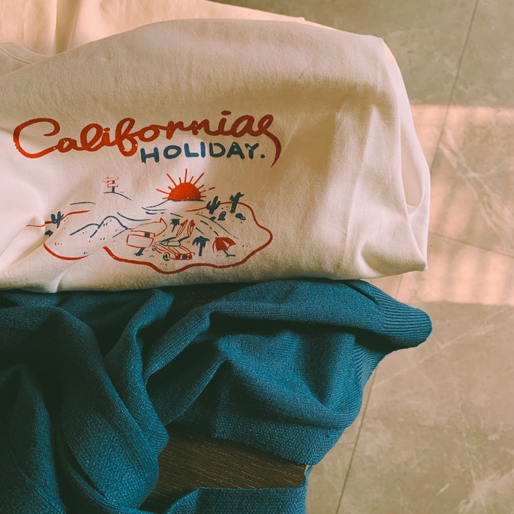 𝗺𝗶𝗲 𝘀𝘁𝘂𝗱𝗶𝗼 - Áo thun California Holiday