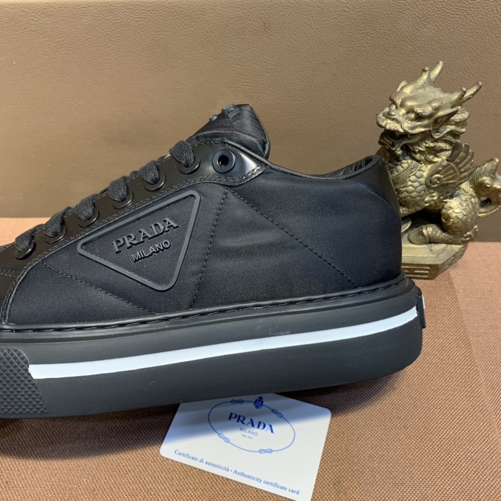 Giày sneakers nam cao cấp PRADA thiết kế mang phong cách mạnh mẽ với dáng ôm vừa chân