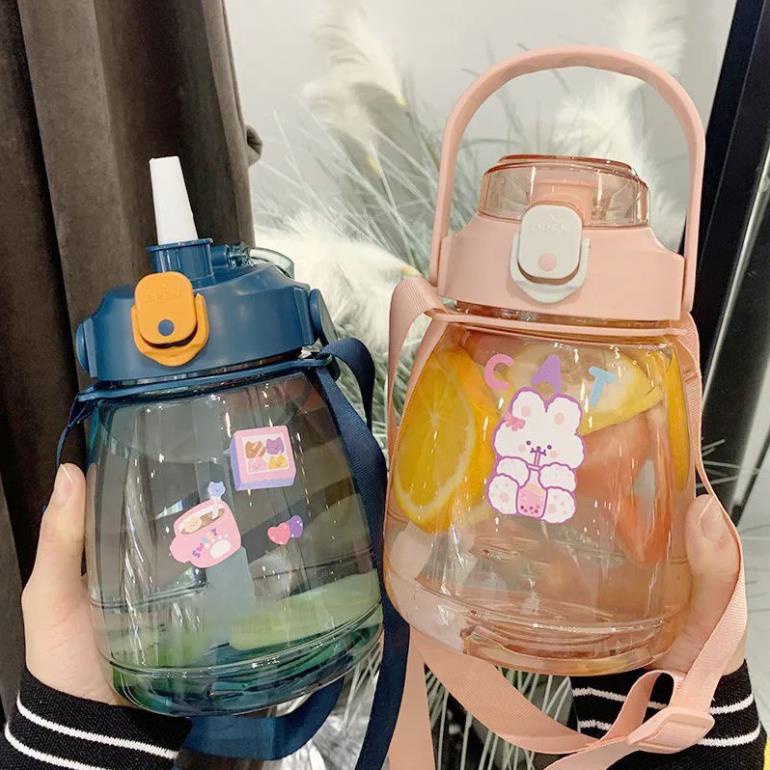 Bình nước cute nhựa, bình đựng nước có ống hút cho bé 1100ml tay cầm đỡ điện thoại Gym 34