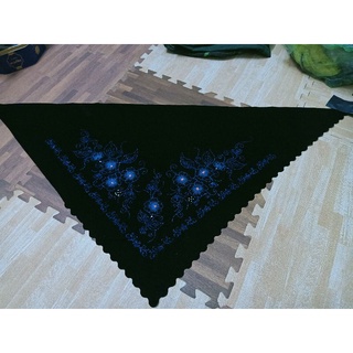 Khăn nhung đội đầu cho bà