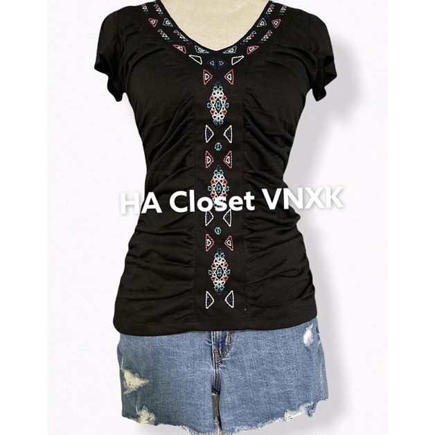 Áo Thun Cổ V Thêu XK