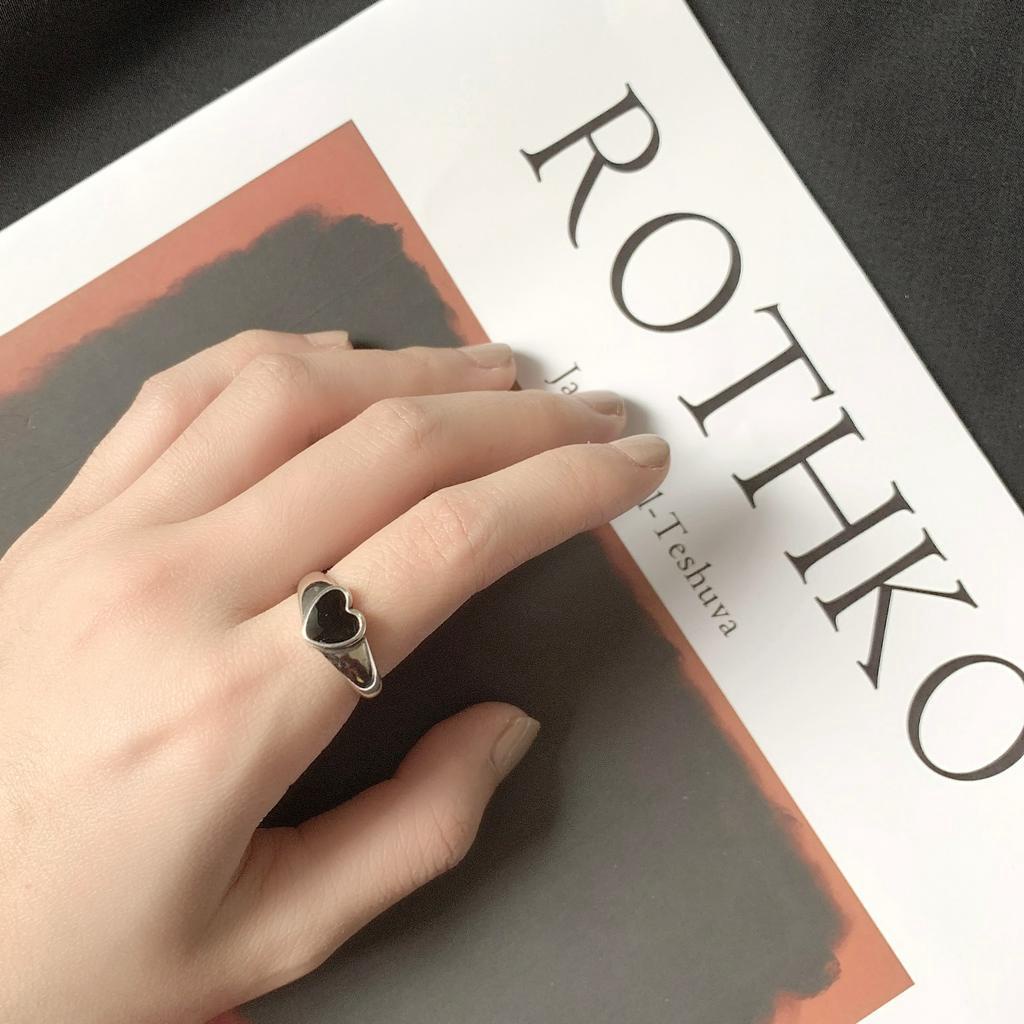 Nhẫn Đeo Họa Tiết Hình Trái Tim Màu Đen