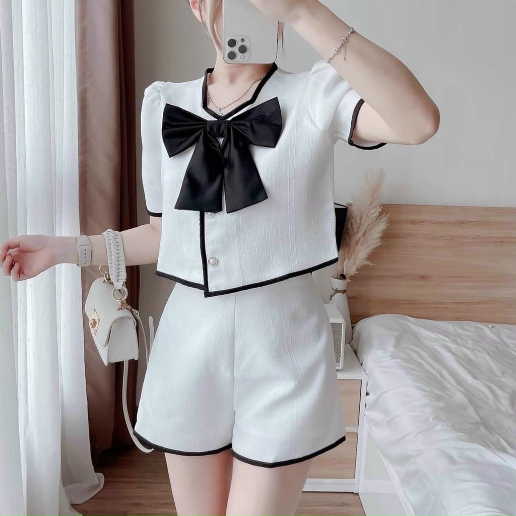 Set áo nơ ngực phối viền và quần ngắn xinh xắn