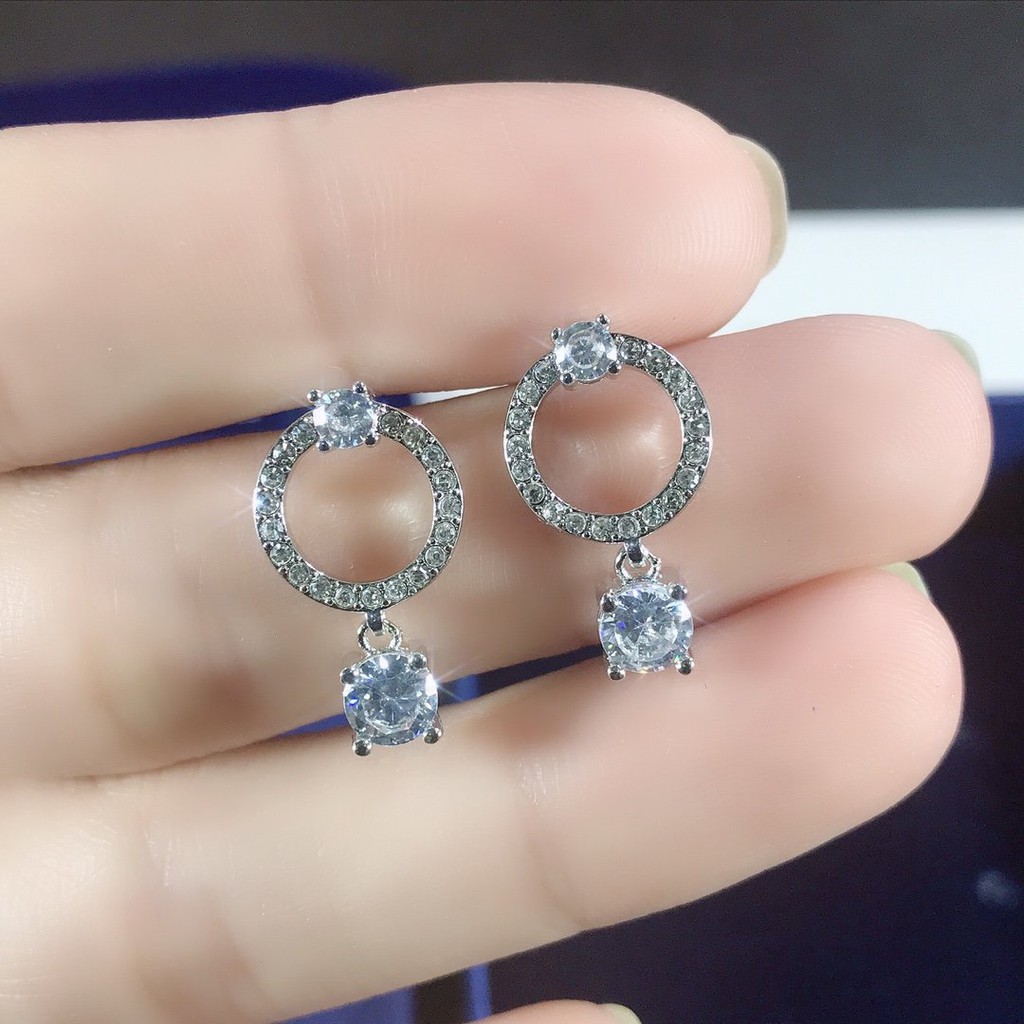 Khuyên tai mặt nhẫn tròn cuốn hút Swarovski