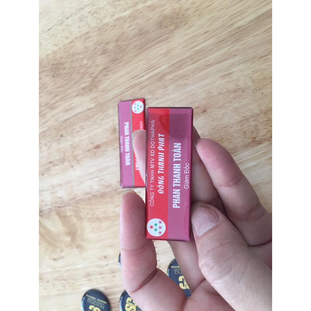 Bảng tên nhân viên đổ keo in tên - In Bạch Dương