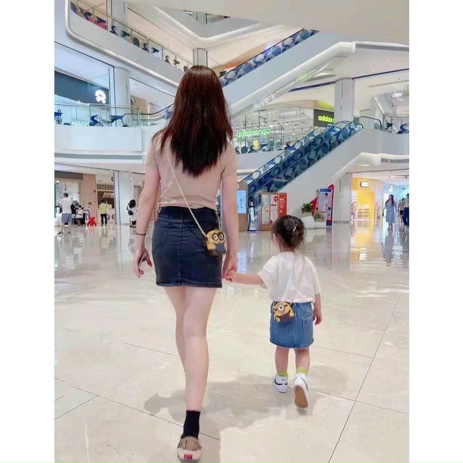 Túi đeo chéo mini hình Minion siêu xinh cho bé và mẹ, có dây đeo xích cá tính