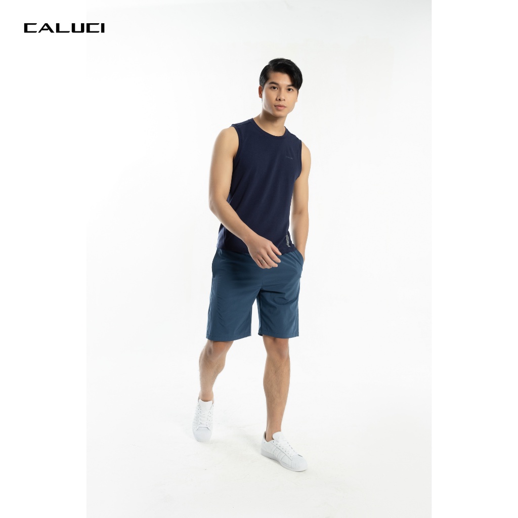 Áo sát nách nam CALUCI thiết kế cổ tròn, dáng ôm vừa, chữ in chạy dọc, chất liệu vải nhẹ mát, dệt lỗ thông hơi MTT202S