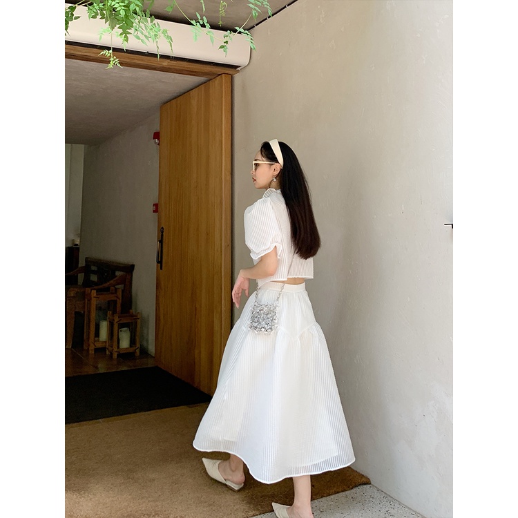 Jane Áo sơ mi croptop tiểu thư tay nhí - chân váy sold out