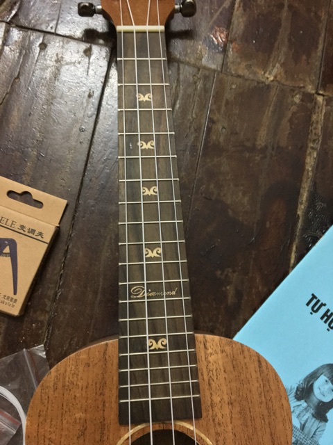 Đàn Ukulele viền khảm siêu đẹp