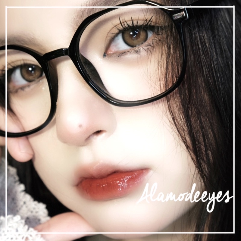 Lens new nâu Ruby trong viền xanh dương đậm