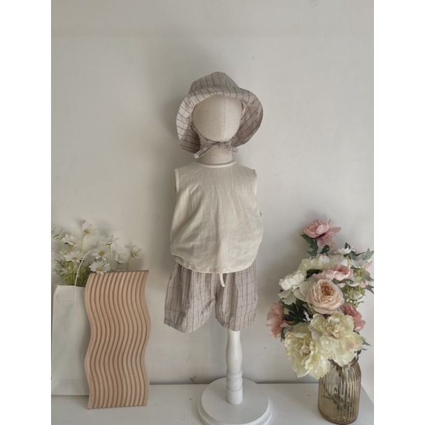 Áo + quần lửng + nón ca ro xám nhạt tay sát nách em bé Nanci room