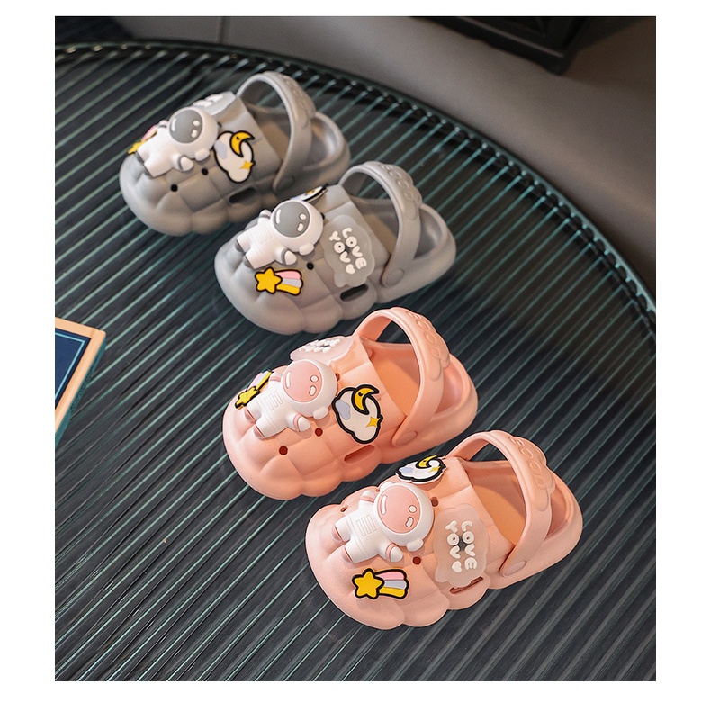 Dép trẻ em phi hành gia, dép cross cho bé kèm sticker, sục cross cho bé trai bé gái siêu nhẹ chống trơn trượt