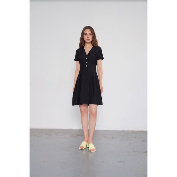 Đầm mini cổ tim xếp ly eo lụa đũi đen 2LVA1176 ADORE DRESS