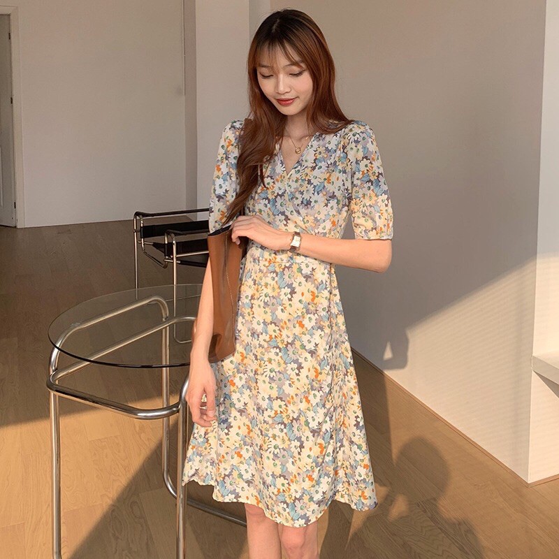 Váy ngắn hoa cúc hoạ mi cổ V 2021