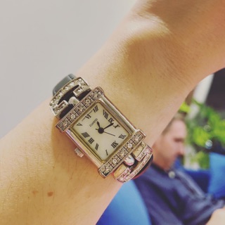 Đồng hồ nữ citizen dây da đen đính đá.