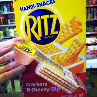 Bánh Ritz phết phô mai