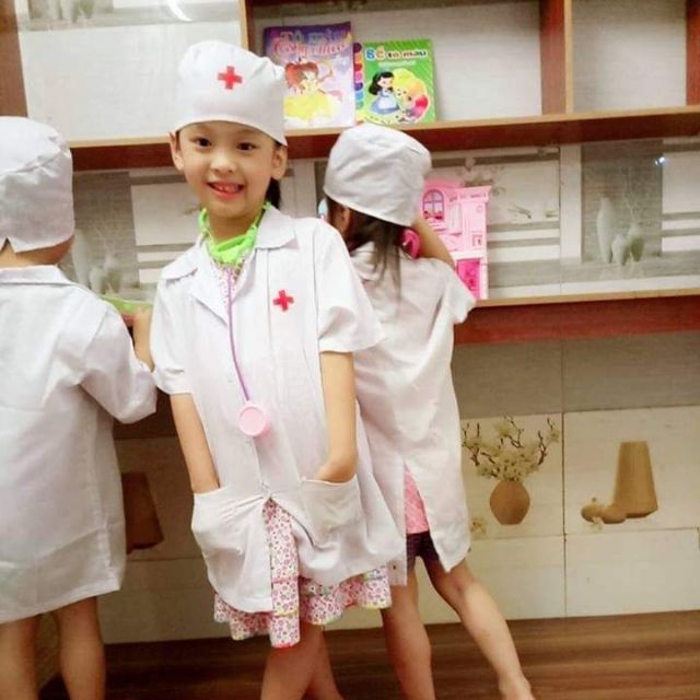 Đồ chơi bác sỹ gồm 1 bộ áo bác sỹ và 1 vỉ đồ chơi bác sỹ