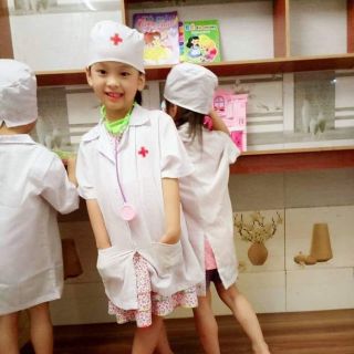 Đồ chơi bác sỹ gồm 1 bộ áo bác sỹ và 1 vỉ đồ chơi bác sỹ