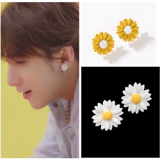 Bông tai hoa cúc Sơn Tùng MTP màu trắng/vàng