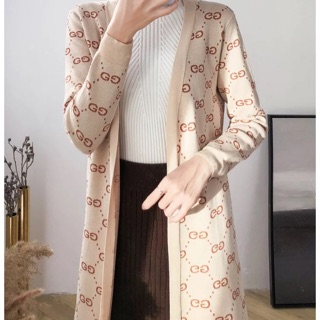 Khoác len gucci dài siu chất, màu nâu, dáng freesize nên ai cũng mặc dc ạ. Newwww