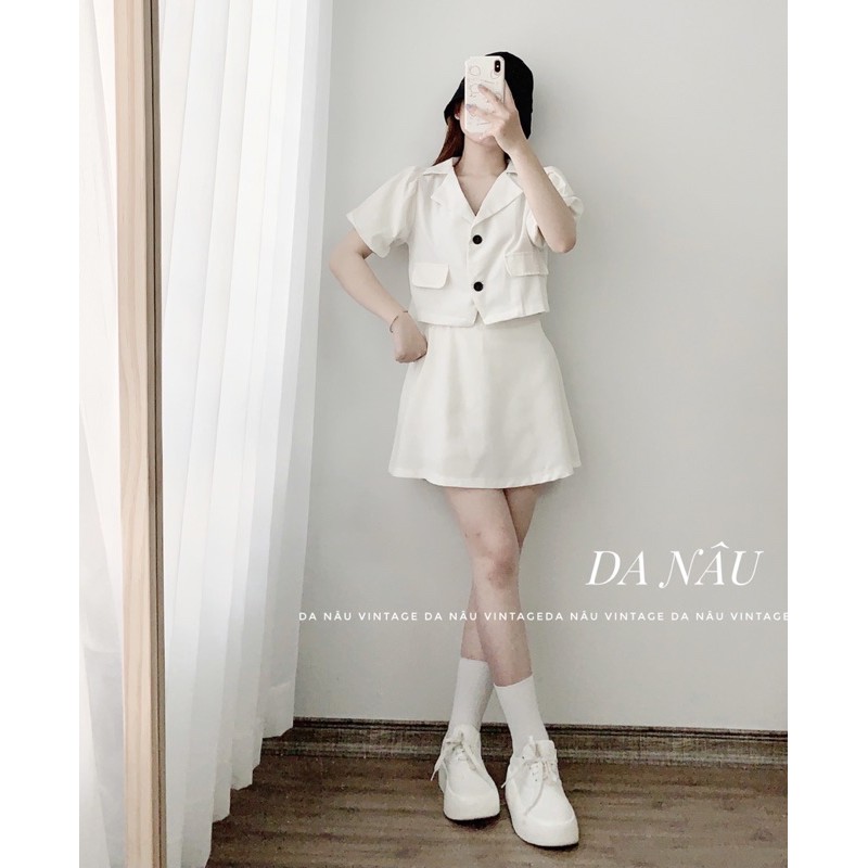 Set áo blazer croptop tay ngắn và chân váy nữ xòe trơn năng động – Da Nâu Vintage